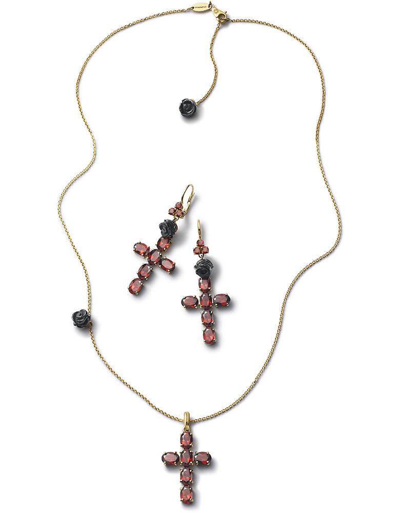 Крестики-серьги и крестик-подвеска, украшенные гранатами из линии Confession коллекции Dolce & Gabbana Fine Jewellery