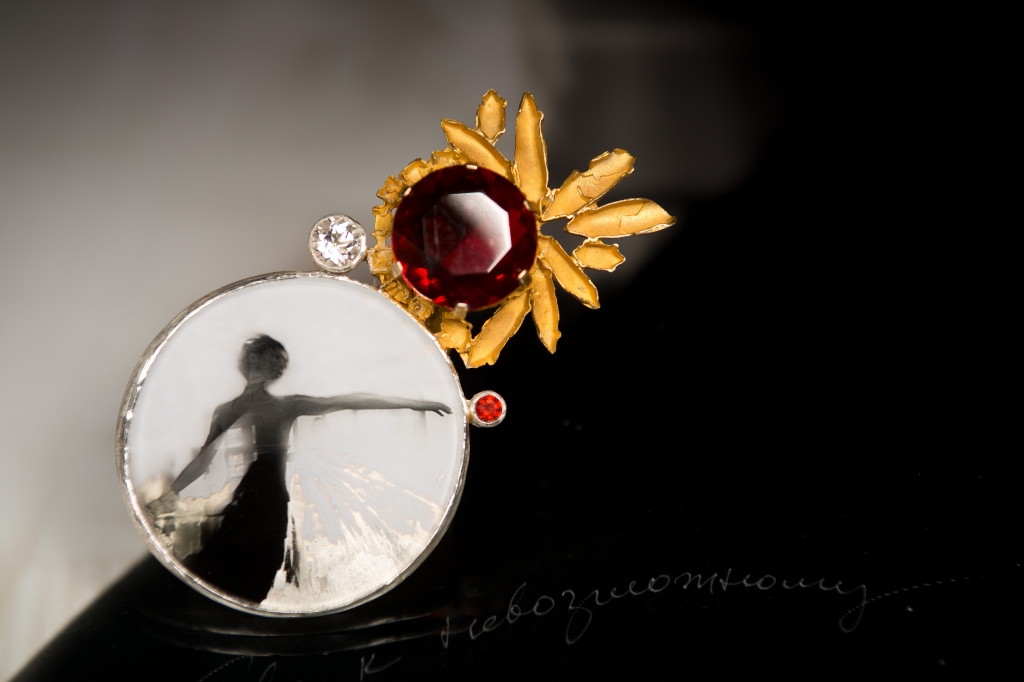  Brooch with garnets, topazes, silver, gilding, glass, photograph by Yuri Molodkovets 