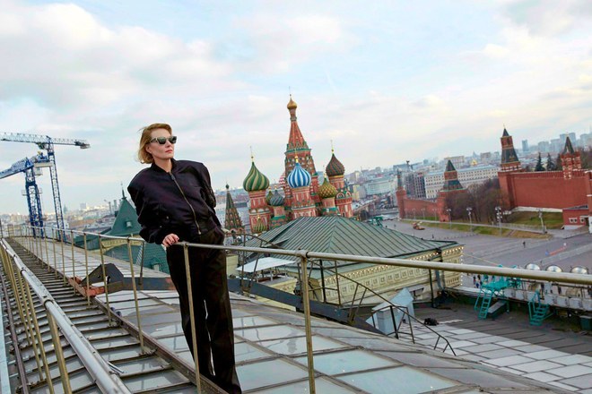 Рената Литвинова на крыше ГУМа. Фотограф Эрик Панов