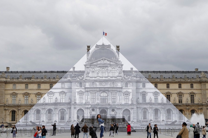 The Louvre pyramid disappears! See how it was done